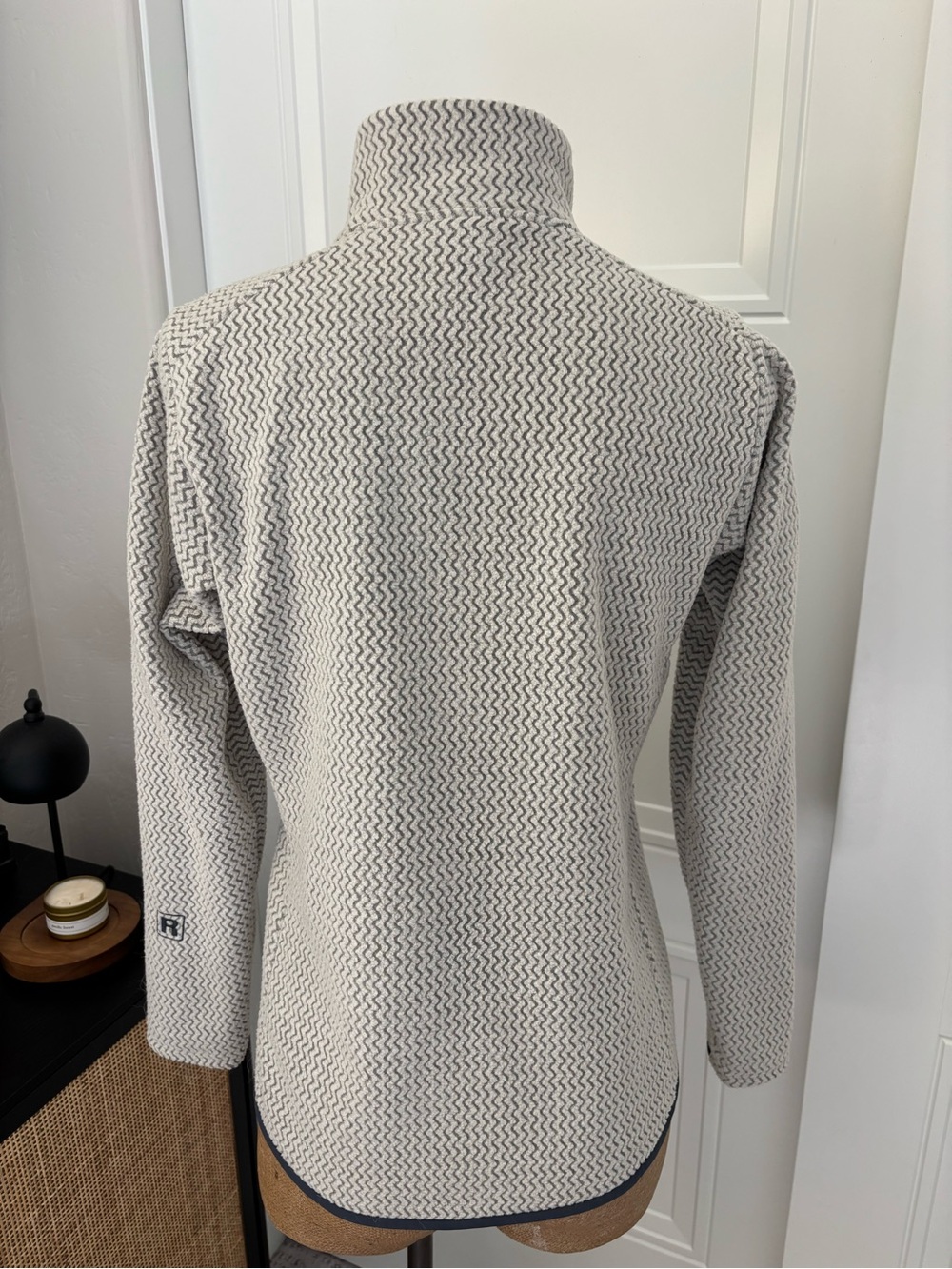 Patagonia Women’s Cream and Slate/Navy Patterned Full-Zip Teddy Jacket - Picture 5 of 10
